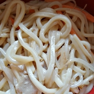 豚肉ともやしと人参のバターしょうゆ焼きうどん